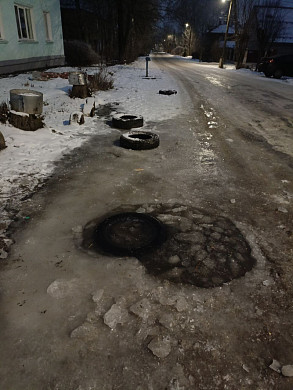 В Шуе жители и сотрудники «Водоканала» разбирались с колонкой, колодцем и лужей